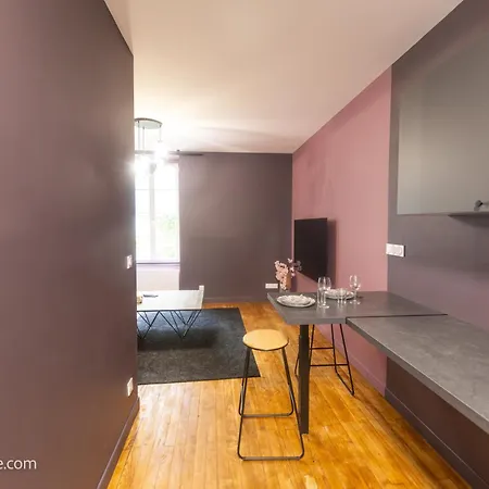 Louerangoueme - L'ecrin Pourpre - Cinéma Privé - Hyper Centre - Wifi - Proche Gare - Idéal Perso&professionnels - Cuisine équipée - Louerangouleme Appartamento Angoulême