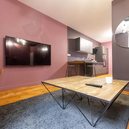 شقة Louerangoueme - L'ecrin Pourpre - Cinema Prive - Hyper Centre - Wifi - Proche Gare - Ideal Perso & Professionnels - Cuisine Equipee - Louerangouleme