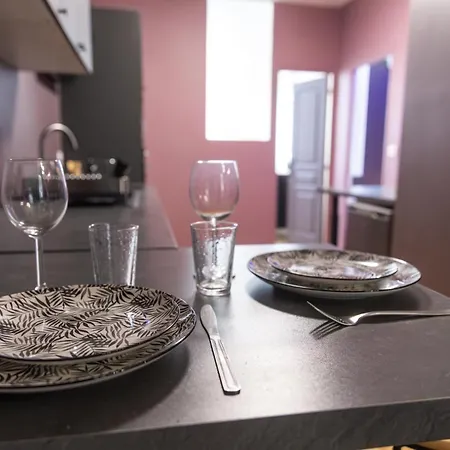Louerangoueme - L'ecrin Pourpre - Cinema Prive - Hyper Centre - Wifi - Proche Gare - Ideal Perso & Professionnels - Cuisine Equipee - Louerangouleme شقة